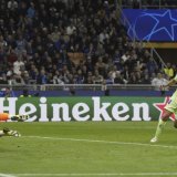 L'arrêt venu d'ailleurs de Yann Sommer face à Eric Garcia. KEYSTONE/AP/Luca Bruno